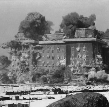 Zniszczenie jednej z wież obrony przeciwlotniczej (Flakturm) w Berlinie, 1948