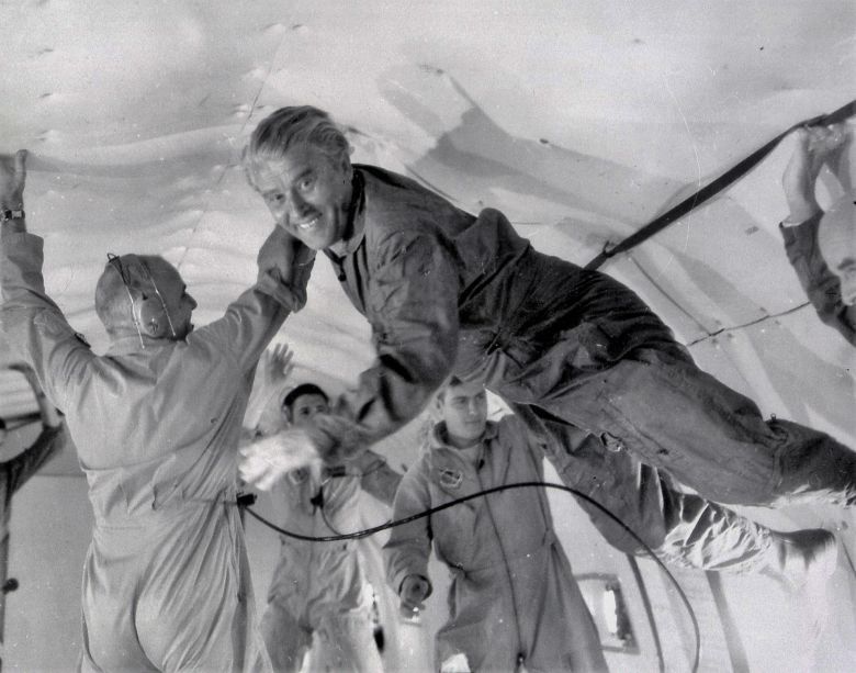 Twórca niemieckiego pocisku V-2 Wernher von Braun podczas testów nieważkości w KC-135 Stratotanker, USA, 1968