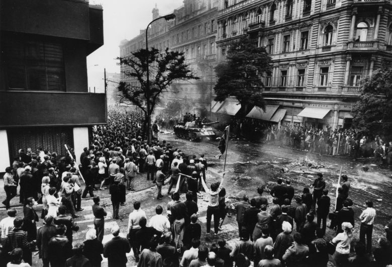 Bitwa o Praskie Radio. Praska Wiosna stłumiona przez armię rosyjską i LWP dowodzone przez gen.Jaruzelskiego, 1968