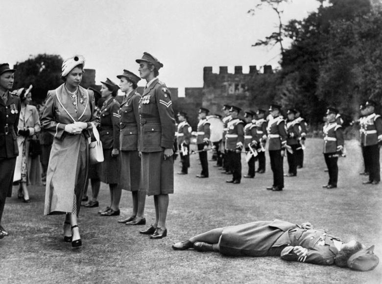 Księżniczka Elżbieta (późniejsza królowa Elżbieta II) wizytuje paradę w Shrewsbury, 1949