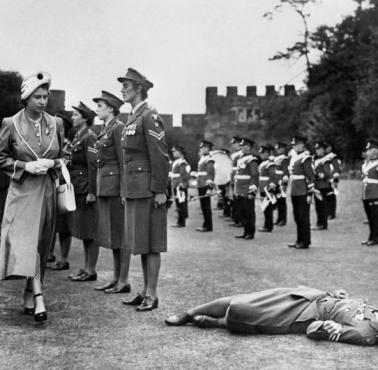 Księżniczka Elżbieta (późniejsza królowa Elżbieta II) wizytuje paradę w Shrewsbury, 1949