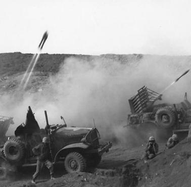 Amerykańskie wyrzutnie rakietowe podczas ostrzału japońskich pozycji, Iwo Jima, 28 lutego 1945