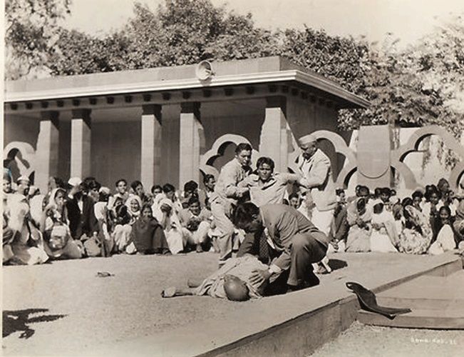 Sekundy po zabójstwie Mahatmy Gandhiego przez Nathurama Godse' ego, 1948