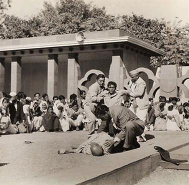 Sekundy po zabójstwie Mahatmy Gandhiego przez Nathurama Godse' ego, 1948