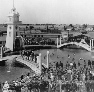 "The Stockton Mineral Baths" - największy basen z leczniczymi wodami na świecie na początku XX wieku, USA, 1920