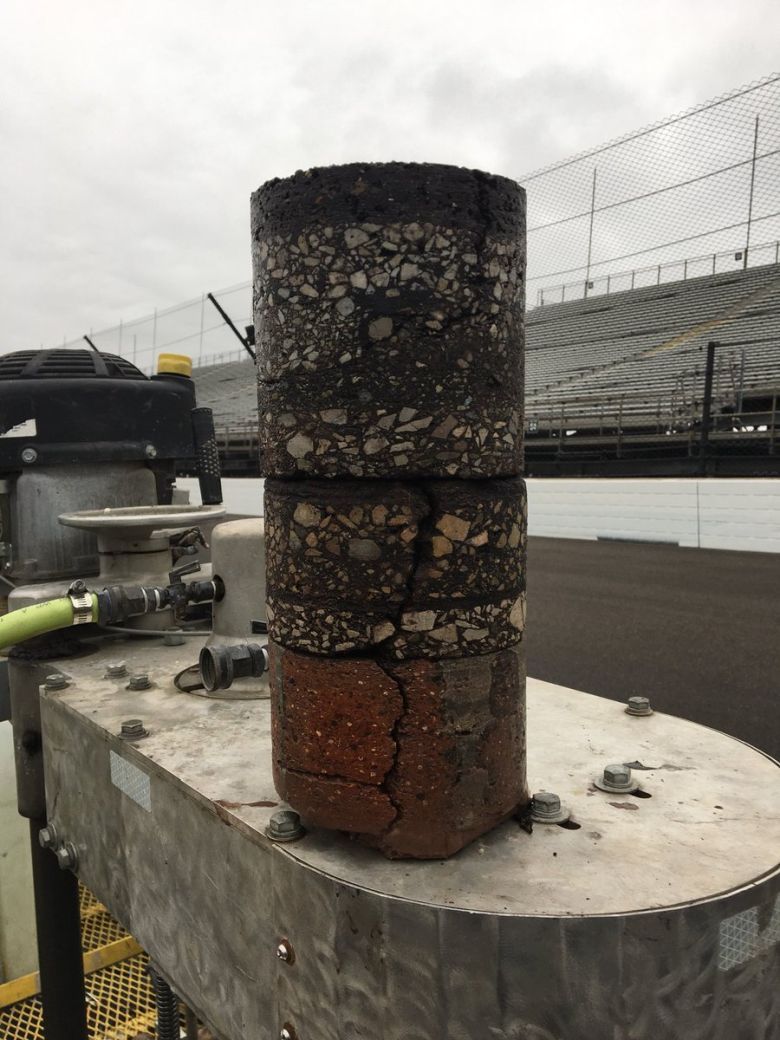 Fragment toru wyścigowego Indianapolis Motor Speedway. Ceglana warstwa spodnia ma prawie 108 lat