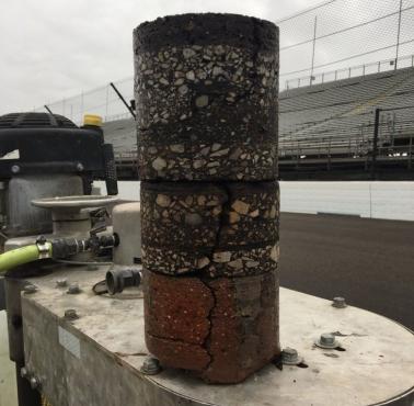 Fragment toru wyścigowego Indianapolis Motor Speedway. Ceglana warstwa spodnia ma prawie 108 lat