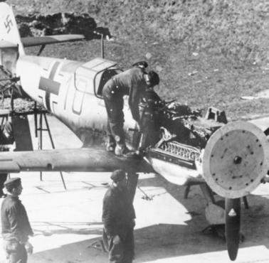 Synchronizacja działka pokładowego Messerschmitta 1O9E, 1943