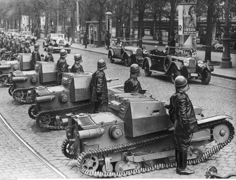 Prezydent Austrii Wilhelm Miklas podczas przeglądu jednostek wyposażonych w tankietki L3/35, Austria, 1936