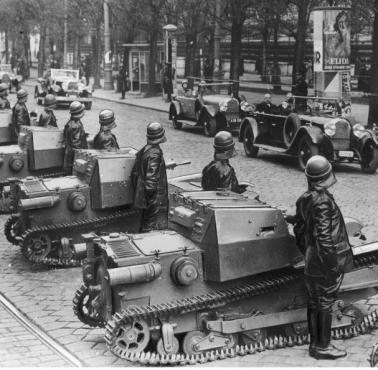 Prezydent Austrii Wilhelm Miklas podczas przeglądu jednostek wyposażonych w tankietki L3/35, Austria, 1936