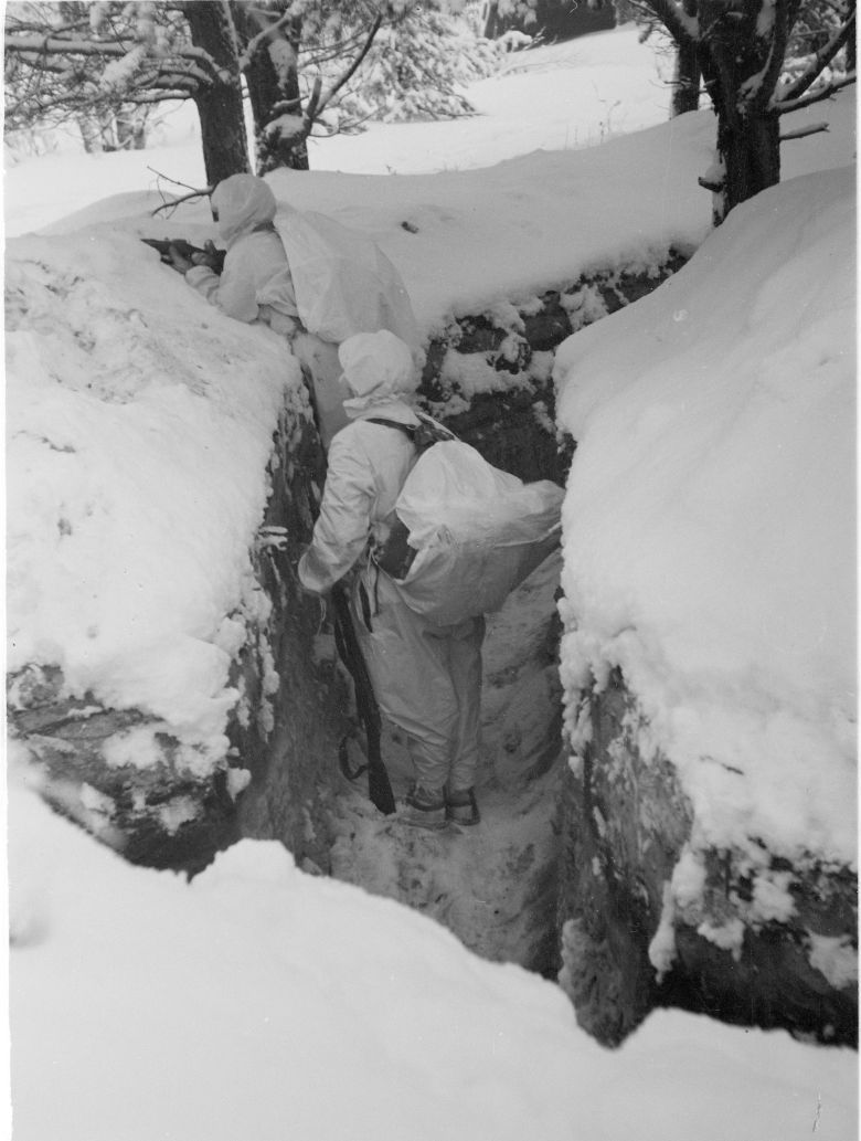 Fińscy żołnierze w okopach na granicy z Sowietami, 1940