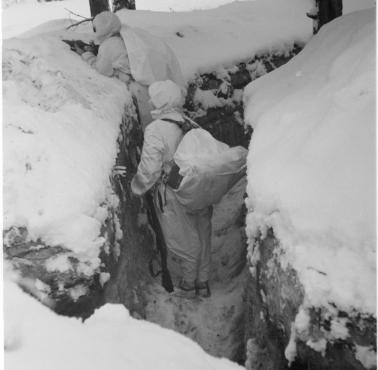 Fińscy żołnierze w okopach na granicy z Sowietami, 1940