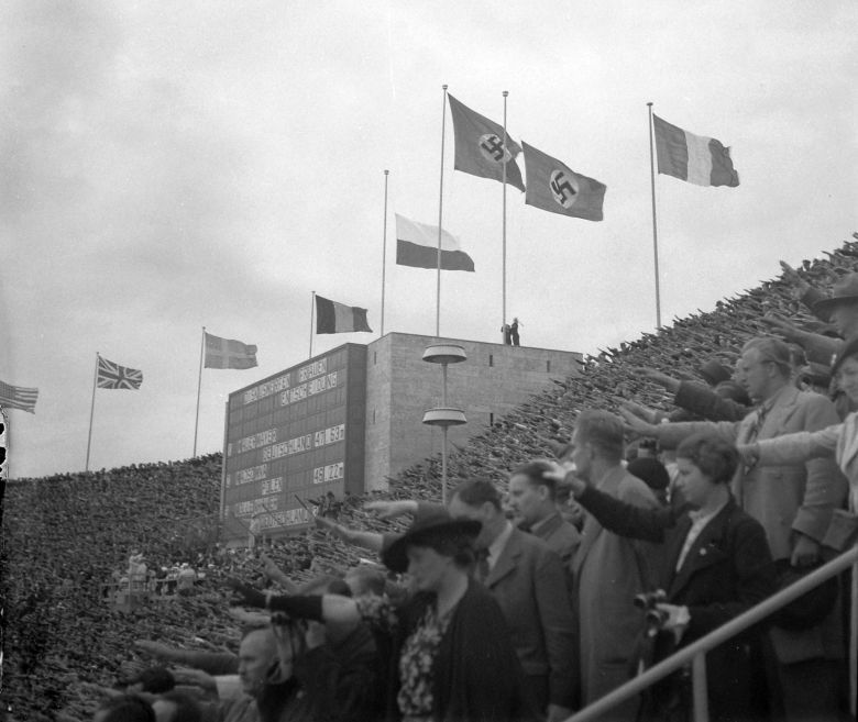 Wręczenie medali w konkurencji rzuty dyskiem kobiet, Olimpiada w Berlinie, 1936