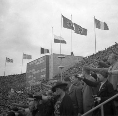 Wręczenie medali w konkurencji rzuty dyskiem kobiet, Olimpiada w Berlinie, 1936