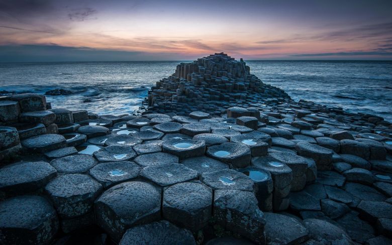 Naturalnie występujące w Irlandii sześciokątne formacje skalne