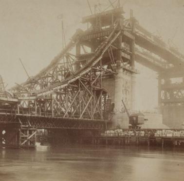 Budowa słynnego londyńskiego mostu zwodzonego - Tower Bridge
