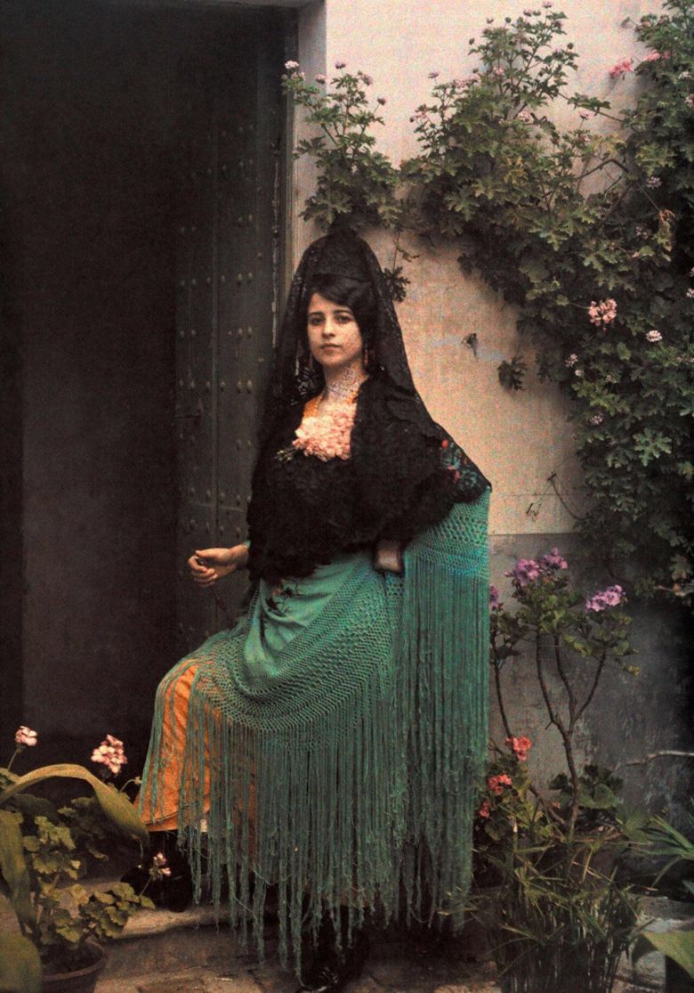 Kobieta hiszpańska w tradycyjnym stroju, Andaluzja, 1924