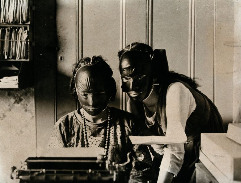 Dwie kobiety w maskach przeciwzmarszczkowych, 1921