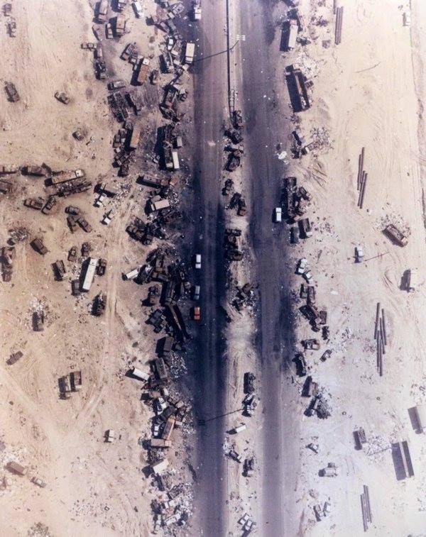 Irackie wojska zniszczone na autostradzie podczas operacji wyzwalającej Kuwejt - Pustynna burza, 1991
