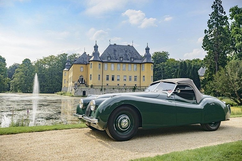 Jaguar XK120 (produkowany w latach 1948–1954), zamek Schloss Dyck w Nadrenii
