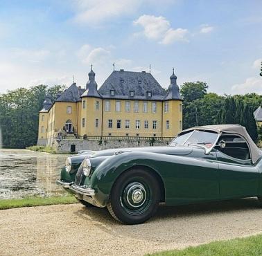 Jaguar XK120 (produkowany w latach 1948–1954), zamek Schloss Dyck w Nadrenii