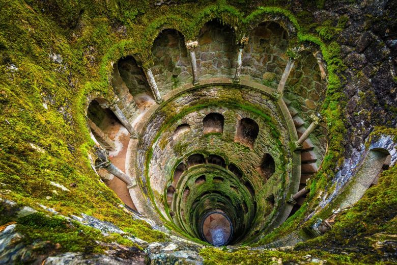 Quinta da Regaleira – rezydencja oraz park znajdujący się w pobliżu zabytkowego centrum miasta Sintra, w Portugalii
