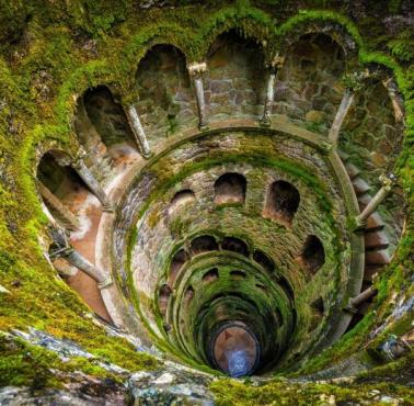 Quinta da Regaleira – rezydencja oraz park znajdujący się w pobliżu zabytkowego centrum miasta Sintra, w Portugalii