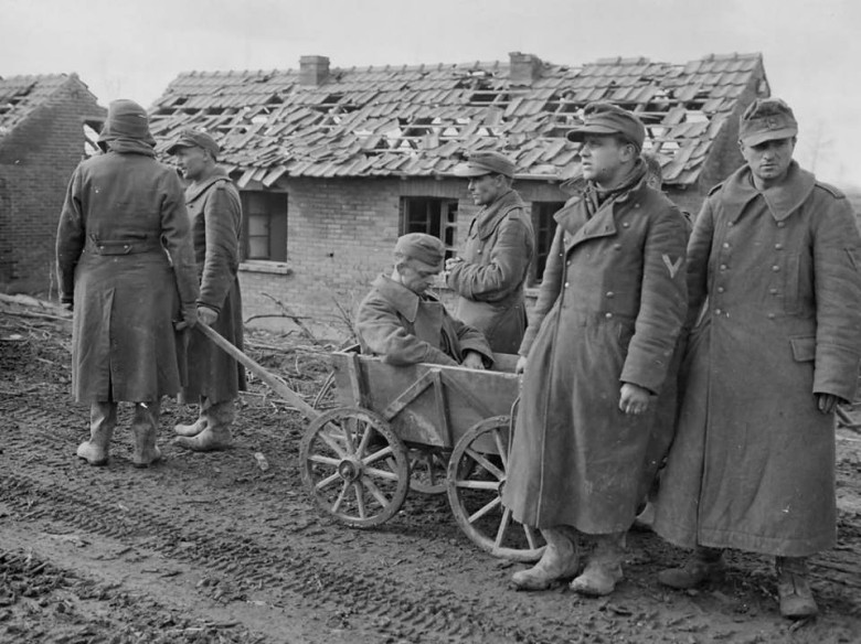 Niemieccy jeńcy wzięci do niewoli przez amerykańską 9 Dywizję Piechoty, Niemcy, 04.1945