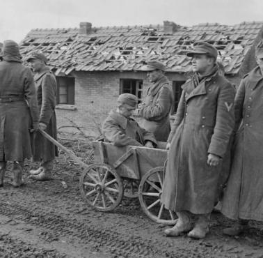 Niemieccy jeńcy wzięci do niewoli przez amerykańską 9 Dywizję Piechoty, Niemcy, 04.1945