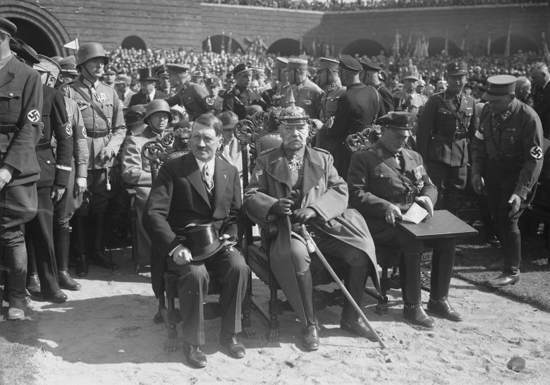 Demokratycznie wybrany kanclerz Rzeszy Adolf Hitler z prezydentem Paulem Von Hindenburgem i ministrem Hermannem Goeringem, 1933