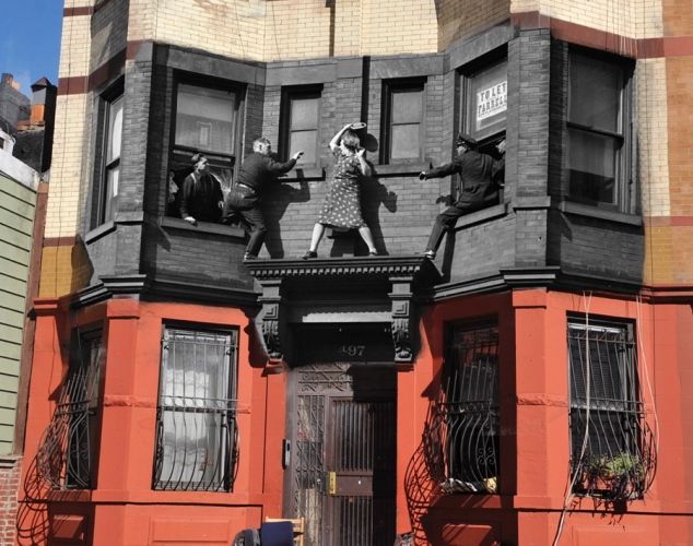 Kobieta walczy z policją stojąc na framudze budynku, Brooklyn w latach 40-tych, USA
