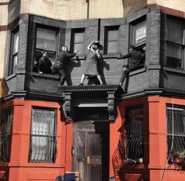 Kobieta walczy z policją stojąc na framudze budynku, Brooklyn w latach 40-tych, USA