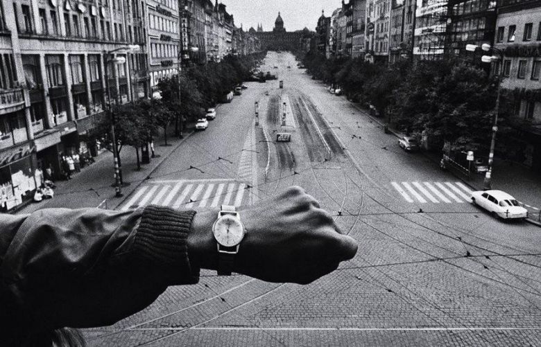 Opuszczone ulice Pragi w dniu wkroczenia wojsk Układu Warszawskiego (w tym polskich) 20 sierpnia 1968