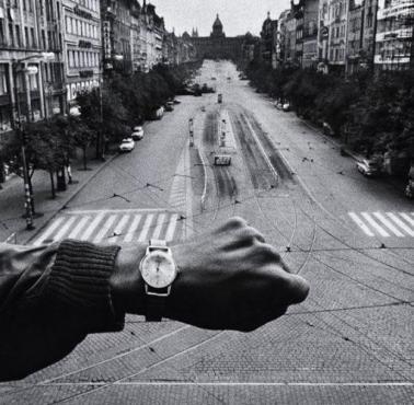 Opuszczone ulice Pragi w dniu wkroczenia wojsk Układu Warszawskiego (w tym polskich) 20 sierpnia 1968