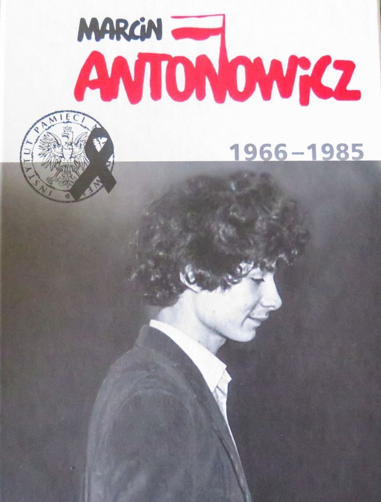 2 XI 1985 r. zmarł student Marcin Antonowicz, kilka dni wcześniej został zatrzymany przez ZOMO, pobity i wyrzucony z ...