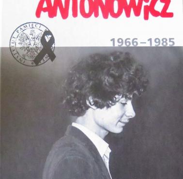 2 XI 1985 r. zmarł student Marcin Antonowicz, kilka dni wcześniej został zatrzymany przez ZOMO, pobity i wyrzucony z ...