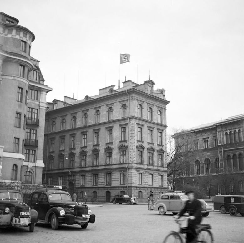 Flaga opuszczona do połowy masztu na znak żałoby po śmierci kanclerza Adolfa Hitlera, ambasada niemiecka, Sztokholm, 1945