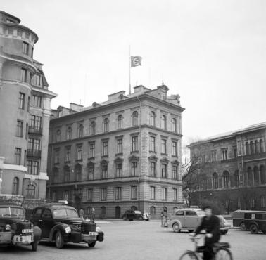 Flaga opuszczona do połowy masztu na znak żałoby po śmierci kanclerza Adolfa Hitlera, ambasada niemiecka, Sztokholm, 1945