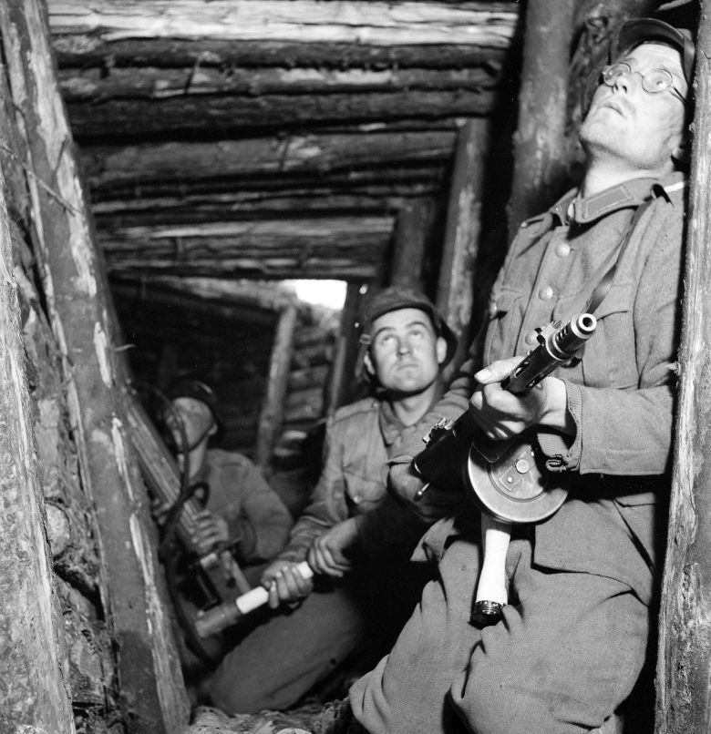 Fińscy żołnierze w okopach, 1944