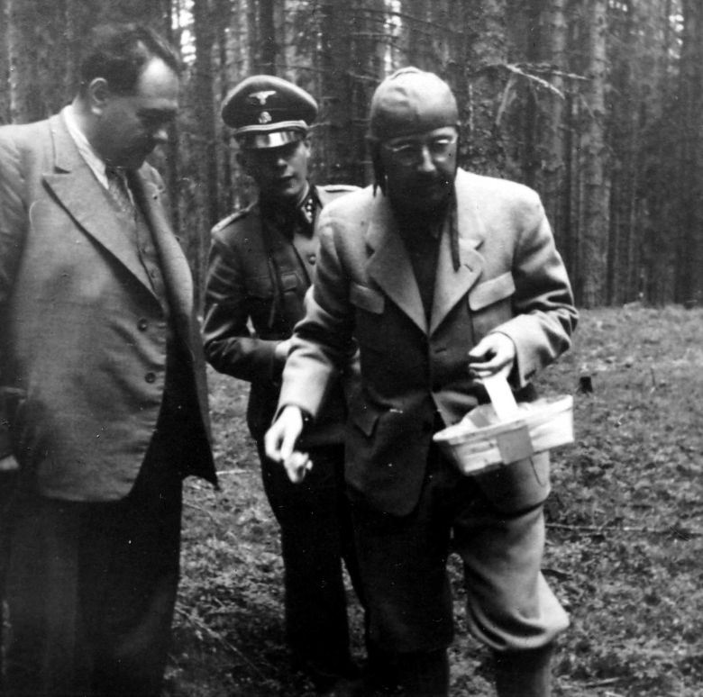 Heinrich Himmler na grzybobraniu w Finlandii, 1942 r. (dziesięć dni po odwiedzeniu niemieckiego obozu Auschwitz)