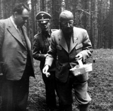 Heinrich Himmler na grzybobraniu w Finlandii, 1942 r. (dziesięć dni po odwiedzeniu niemieckiego obozu Auschwitz)