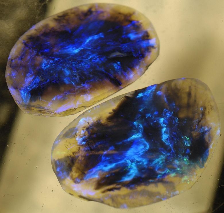 Opal - mineraloid zaliczany do krzemianów