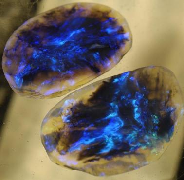 Opal - mineraloid zaliczany do krzemianów