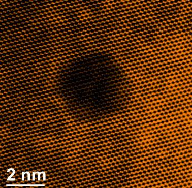 Atomy węgla w diamencie pod mikroskopem elektronowym