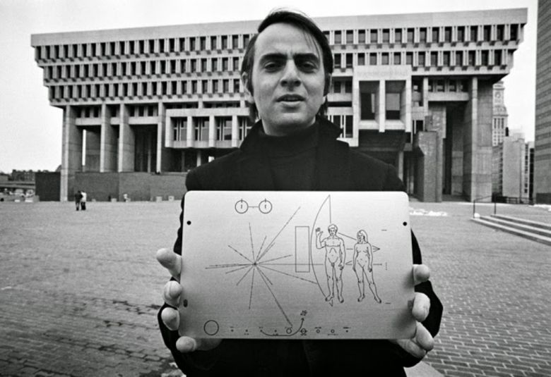 Carl Sagan trzyma płytkę umieszczoną w sondzie Pioneer, 1972