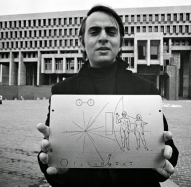 Carl Sagan trzyma płytkę umieszczoną w sondzie Pioneer, 1972