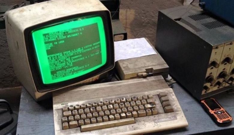 Ten legendarny Commodore 64 cały czas pracuje w jednym z warsztatów samochodowych w Polsce!