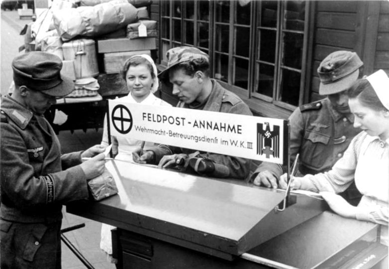 Niemieccy żołnierze wysyłają listy korzystając z kolejowej poczty, 1944