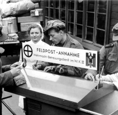 Niemieccy żołnierze wysyłają listy korzystając z kolejowej poczty, 1944