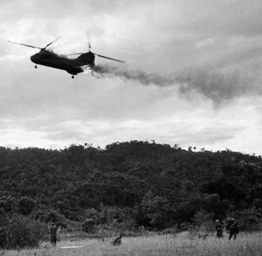 Amerykański śmigłowiec CH-46 Sea Knight płonie podczas Operacji Hastings, Wietnam, 15 lipca 1966 roku
